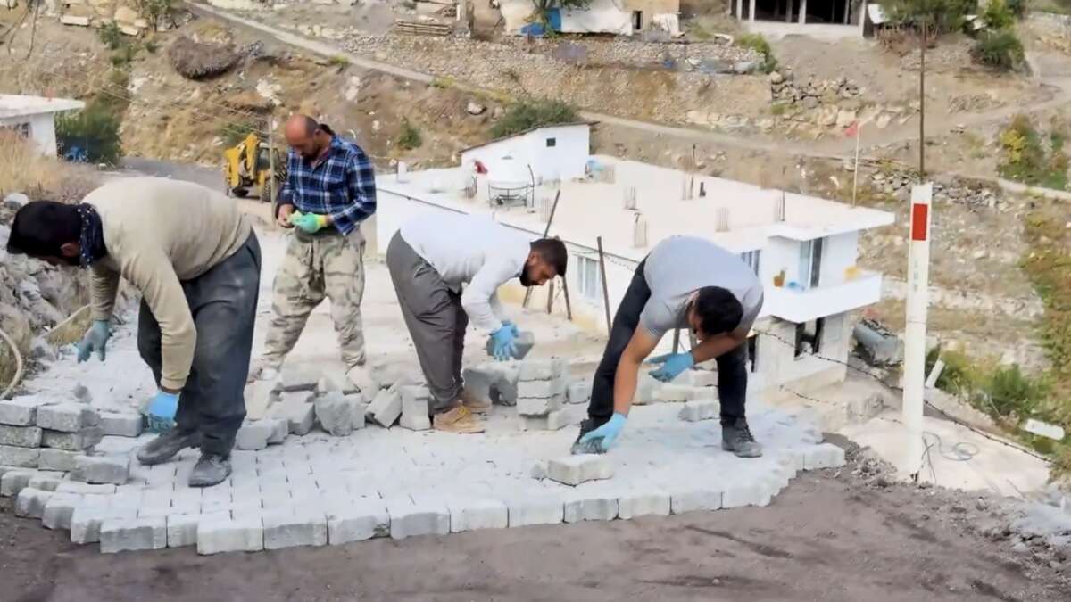 sirnakin-uludere-ilcesine-bagli-ortabag-koyunde-il-ozel-idaresi-tarafindan-2-bin-500-metrelik-parke-tasi-doseme-calismasi-yurutuluyor