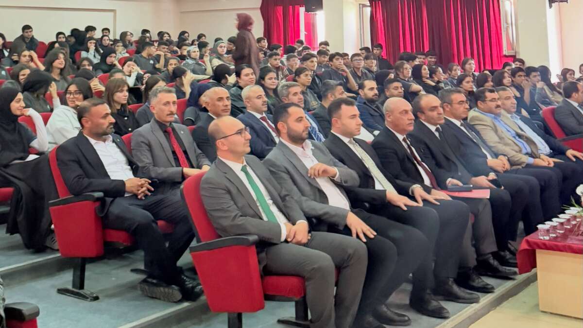 sirnakta-imam-hatiplerin-kurulus-yil-donumu-okulun-konferans-salonunda-ogrenci-ogretmen-ve-davetlilerin-katilimiyla-coskuyla-kutlandi