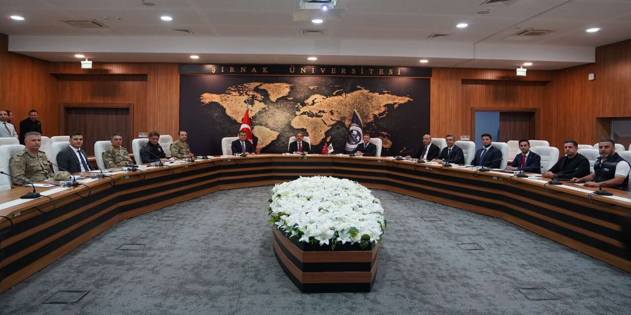 sirnakta-universitelerin-guvenligine-iliskin-konularin-ele-alindigi-universiteler-guvenlik-toplantisi-vali-birol-ekici-belediye-baskani-mehmet-yarka-rektor-abdurrahim-alkis-ve-il-protokolunun-katilimiyla-yapildi
