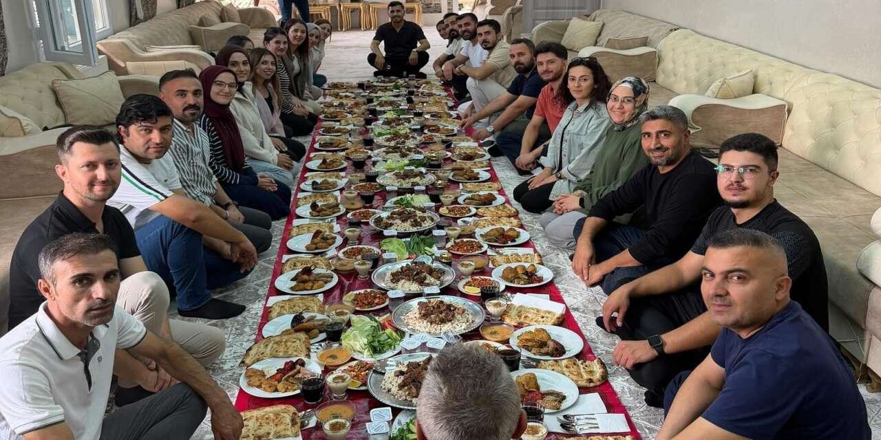 sirnakta-ogretmenlerden-geleneksel-yer-sofrali-veli-ziyareti