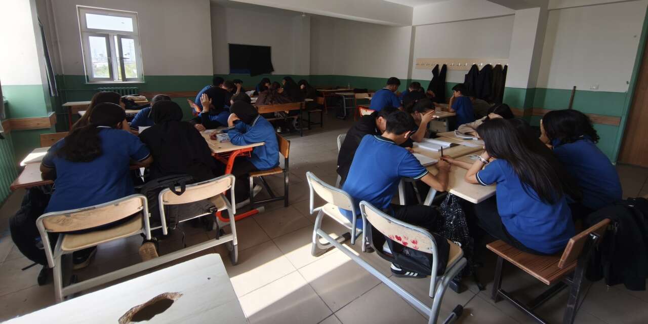 cizrede-ogrenciler-edebiyat-dersinde-birlikte-uretti