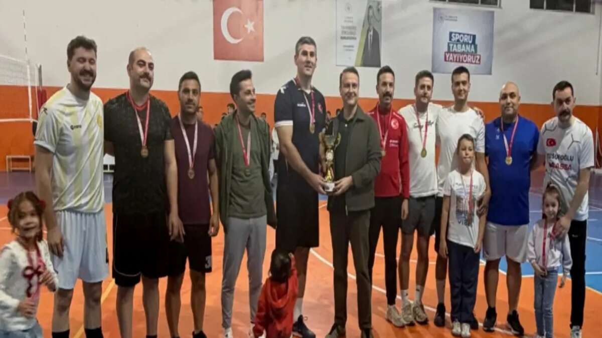sirnakin-idil-ilcesinde-duzenlenen-kurumlar-arasi-voleybol-turnuvasi-sona-erdi