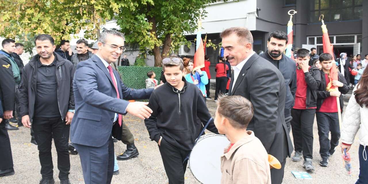 sirnakta-bayramin-en-guzel-kareleri-il-muduru-fedai-din-cocuklarin-seincine-ortak-oldu