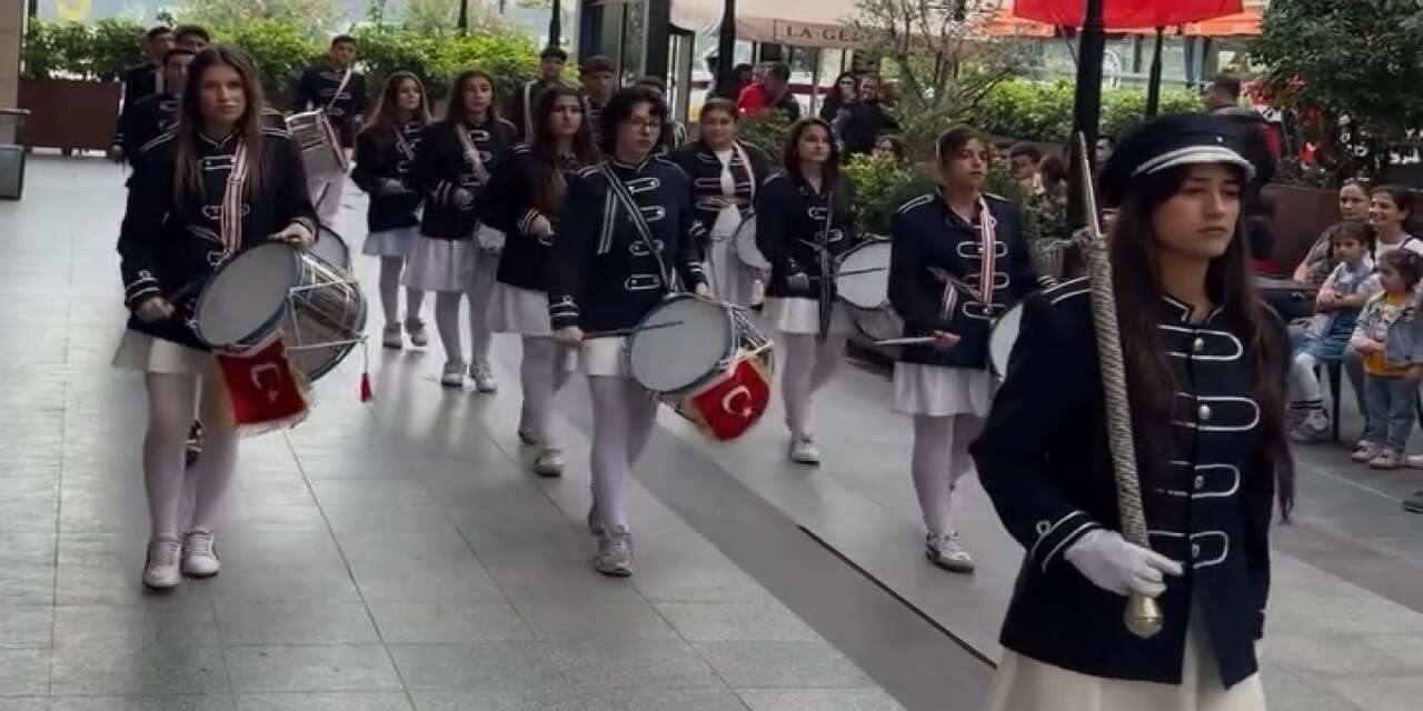 cizrede-avm-icinde-bando-surprizi-ilk-kez-goruldu