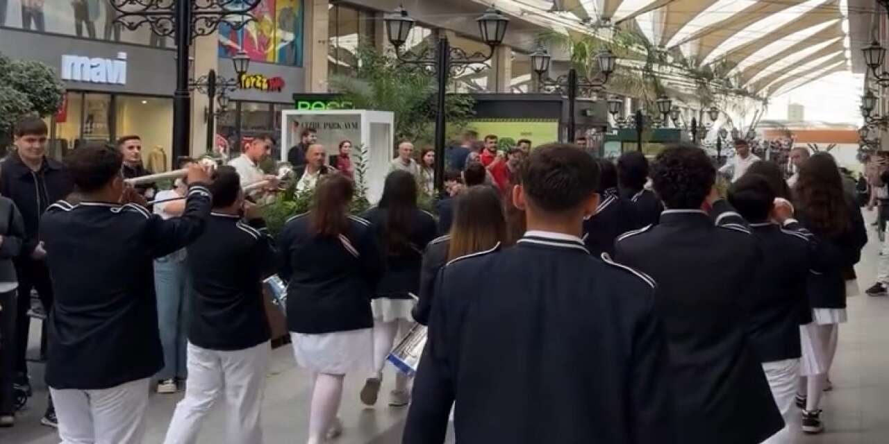 cizrede-avm-icinde-bando-surprizi-ilk-kez-goruldu