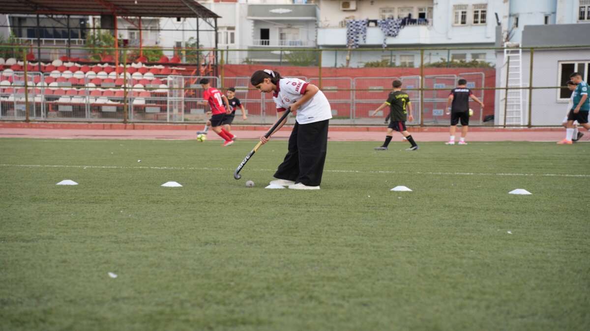 silopili-cocuklar-sahada-cim-hokeyi-ruzgari-estiriyor